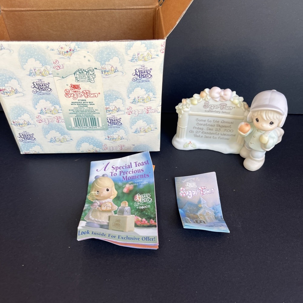 1997 Precious Moments Sugar Town Marquee Boy Snowball Sign 272809 NOS Box NEW